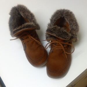 Super cute furry moccasin boots! 👢 🎀 👖